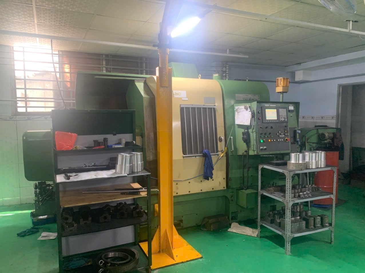 CNC lathe machine 1.jpg